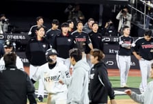 [포토]'이틀연속 끝내기로 지다니.....' 무거움 발걸음의 LG선수들
