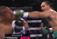 '충격' 턱 돌아가고 로프에 매달렸다 '경련까지'... 43세 노장 복서, 괴물 신인에 74초 만에 '실신 KO패'