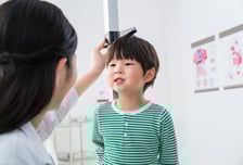 "빨리 크면 좋은 줄 알았는데"…부모가 놓치기 쉬운 아이의 이상 신호