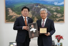 제주특별자치도, 김동철 한전 사장에게 명예도민증