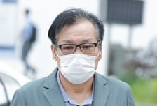 '금품수수 관여' 건진법사 전 변호인, 1심 징역 1년6개월… 법정구속