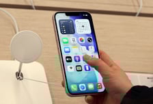 구글 인앱 수수료 한 발 후퇴…"앱스토어 대다수가 수수료 0원" 내세운 애플