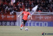 '머리에 주먹질' 강원 송준석, 추가 징계 없다... 연맹 '상벌위 미회부' 결론