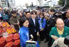 하정우, 손털기 논란에 "수천명과 처음 악수…손이 저렸다"