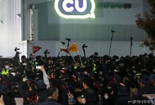 CU 물류센터 봉쇄 3주 만에 풀린다...가맹점주 "화물연대 물량 계속 보이콧"