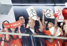 '마침 류현진 등판날' 회장님이 대전에 떴다, '16번째 매진+불꽃쇼까지'... 한화는 1승이 간절하다 [대전 현장]