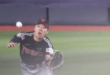 [포토] 6회말 김현수 안타 지우는 박해민