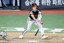 [포토]이게 되네! '배트 던져서 역전타' 구본혁