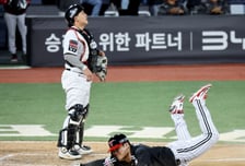 [포토]'뭐야? 볼은 왜 안오는겨' 문보경