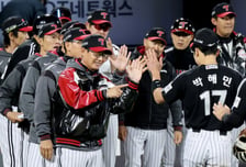 [한번에쓱]'미리보는 한국시리즈' 오늘도 엎치락 뒤치락 1점차 승리 지켜낸 염경엽 감독LG트윈스, '미소가  스르르' 염경엽 감독