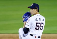 [포토] 최준호 '꼿꼿 파이어볼러'