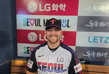 "위즈파크에 저격수가 산다" LG 오스틴, 3루 돌다 꽈당 '민망 주루사' 유쾌하게 풀었다 [잠실 현장]