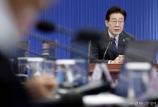 李대통령 지지율 3%P 내린 64%…민주당 46% 국민의힘 21%