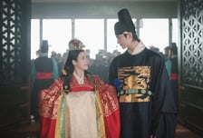 '21세기 대군부인' 아이유-변우석, 모두가 웃지만 웃지 못하는 이는 누구?