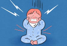 "칭얼거려서 리모컨 폭행"…8개월 아들 숨지게 한 친모, 구속 갈림길
