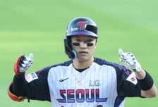 [포토] 박해민, 1700 경기 출전 기념 안타
