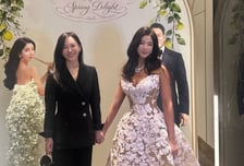 박주미, '정용진 아내' 한지희 손 꼭 잡고…"동생이지만 존경"