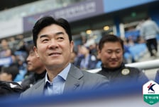 '이젠 적장이지만' 강원 팬들 향해 고개 숙여 인사... 윤정환 감독 "더 강팀 됐더라" [인천 현장]