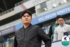 공격수까지 수비가 재밌다니! 사령탑 말이 맞았다... '최소 실점 1위' 강원 만든 정경호 매직 [인천 현장]