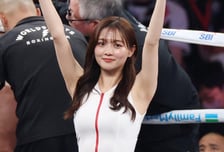 "이 라운드걸이 日 전설의 딸이라고?" 도쿄돔 발칵 뒤집은 22세 미녀의 정체... 세이부 명포수 장녀였다 '복싱 명경기서 데뷔'