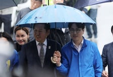 부산서 한 우산 쓴 정청래·하정우…"초심 잃지 않고 열심히 하겠다"
