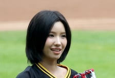 [포토] 아이들 소연, 미연과 바통 터치
