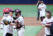 [포토]'그동안 안전운전 감사합니다' 퇴직하는 버스기사 송인석씨와 포옹하는 김재현