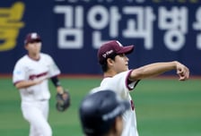 [포토]'양의지 타구 직접처리' 키움 박준현