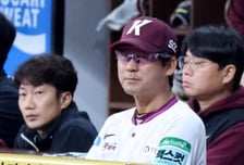 [포토]'오늘도 준현이가 잘 해주길' 설종진 감독
