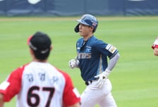 [포토] 한석현, 바뀐 투수 김영우 상대로 3점포