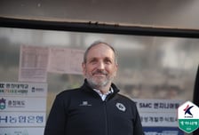 이런 훈훈한 장면이 "포르투갈서 가장 유명한 와인"→"정말 감사"... 서로를 격려한 두 외인 사령탑 [파주 현장]
