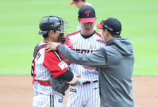 [포토] 이상영 다독이는 김광삼 코치