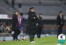 '핑계 거부' 뼈아픈 역전패, 이정효 감독 "부담감 못 이기면 수원 삼성에 있을 자격 없다" [수원 현장]