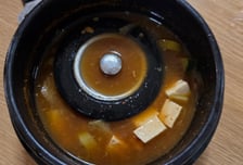 식당 된장찌개서 '싱크대 뚜껑'이…사과없이 "배아프면 청구해"