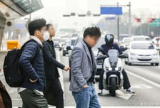 "마스크 안 쓰고 기침...'민폐남' 놀려도 신경 안 쓴다" 이 글에 누리꾼 논쟁