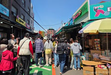 "어른이 혼자 장난감 사러 와요"…어린이날 창신동 완구거리 가보니