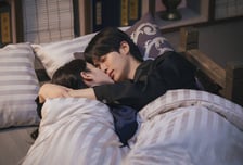 '21세기 대군부인' 아이유♥변우석, 콧대 높은 美 안방까지 점령