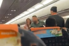 얼굴에 침 뱉고 난투극…만취 승객들 난동에 '긴급 회항'[영상]