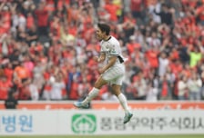 '벌써 세 번째' 김대원 또 라운드 MVP 선정, 역대급 페이스... K리그2는 '수원 격파' 하정우