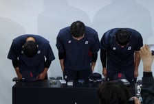 롯데 도박 3인방, 직접 머리 깎고 고개 숙였다 "프로 무게감 느꼈다... 팬·동료·구단 구성원에 정말 죄송하다" [수원 현장]