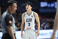'역대 최초' 6위팀 우승 보인다! KCC, 챔피언결정전 1차전서 소노 격파... '허웅 19득점 폭발' [고양 현장리뷰]