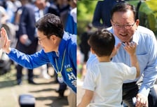 '시장후보' 손글씨 명찰, 무릎 꿇고 손바닥 '짝'…"온 마을이 필요하다"