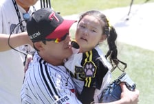 [포토] 박채이 오열에 박동원 맴찢 '시구 is 뭔들'