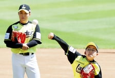 [한번에쓱]'어린이날 야구꿈나무' 랜더스필드 시구-시타 권진혁, 장시후 군