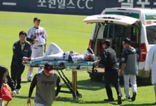 [포토] 문보경 부상 날벼락, 앰뷸란스 후송