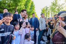 "와 대통령 아저씨다!" 어린이대공원 깜짝방문한 이재명 대통령 부부