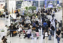 '황금연휴' 외국인들, 백화점 물건 싹 쓸어갔다…매출 급증