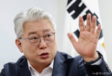 [인터뷰]조응천 "'공소취소' 민주·'스틸 윤' 국힘…양쪽 벼랑으로 밀어버리겠다"