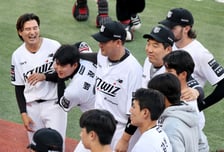 [카메라톡스]'1500경기 출전 시상' 장성우 흉내내는 배정대,  장성우의 복수가 이어지는데...