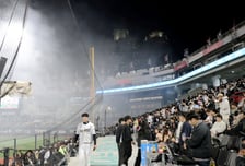 [포토]'소각장화재로 위즈파크 연기유입' 롯데-KT 7회초 경기 중단되는 사태
